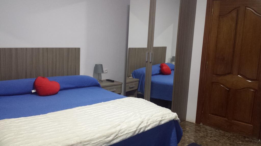 Habitación con cama extragrande y bañera de hidromasaje