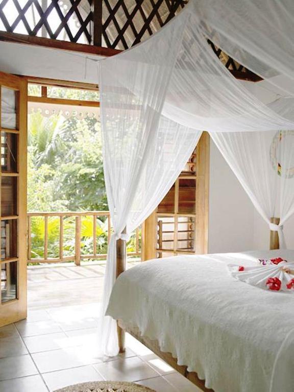 Zimmer mit Queensize-Bett und Gartenblick
