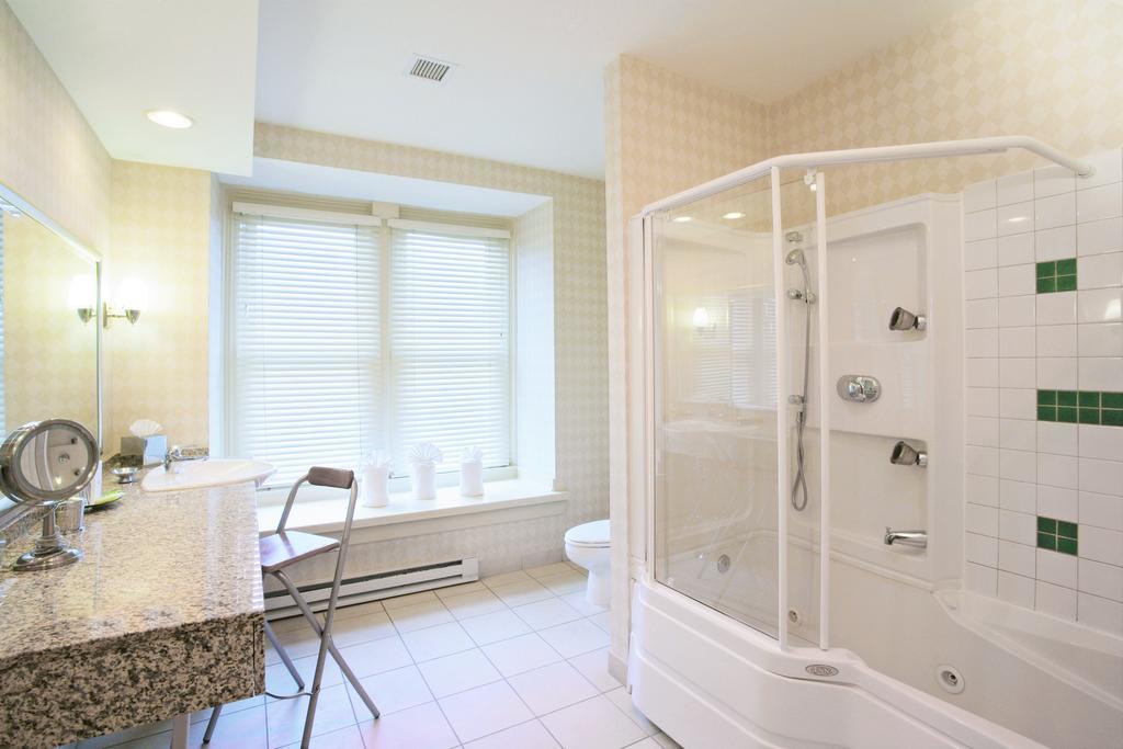 Grand Queen Room