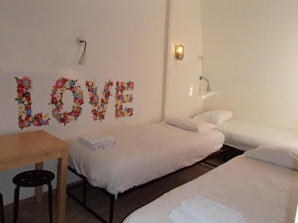 Deze driepersoonskamer heeft een gedeelde badkamer.