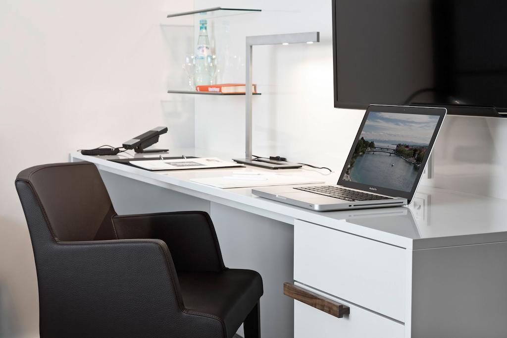 Superior Zimmer mit seitlichem Blick auf den Seerhein