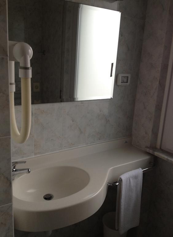 Single Room,236406493:JPEG