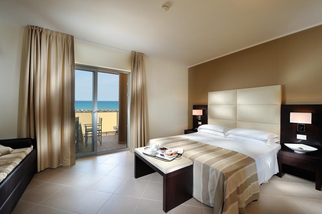 Panorama-Dreibettzimmer mit Terrasse und Meerblick
