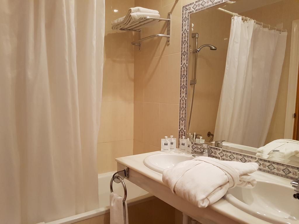 Habitación Doble con cama supletoria - 1 o 2 camas (2 adultos + 1 niño)