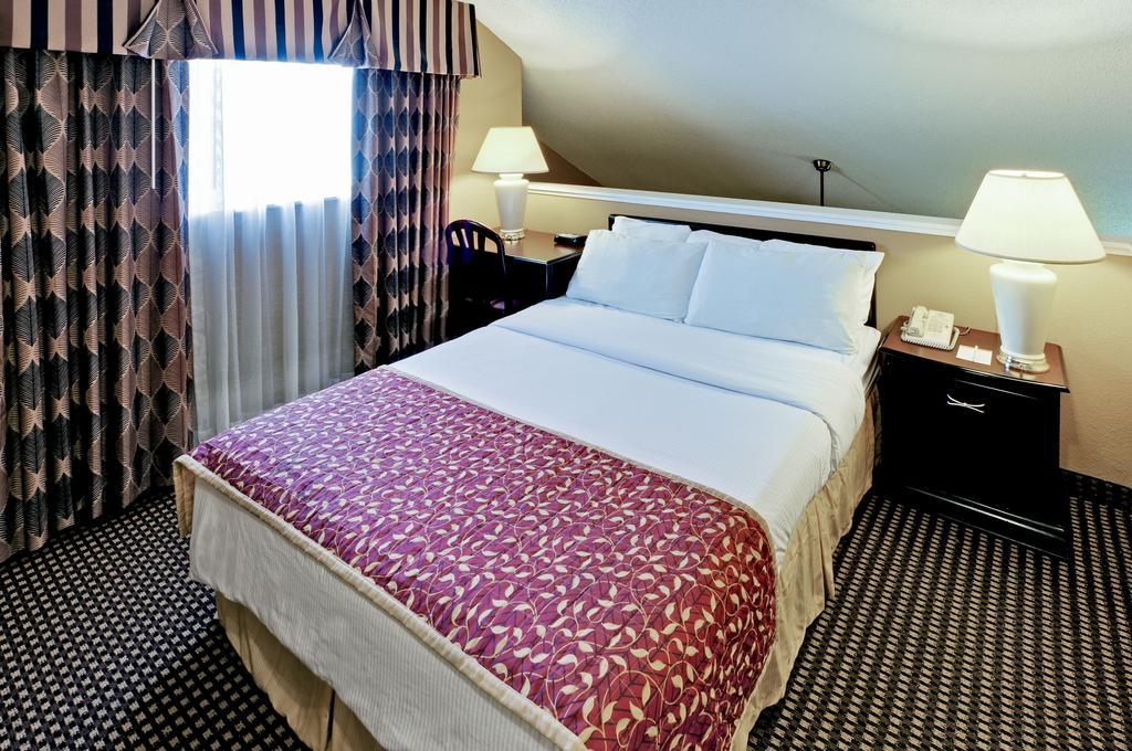 Two-Bedroom Loft Suite with 1 King Bed and 1 Queen Bed,  Non-Smoking