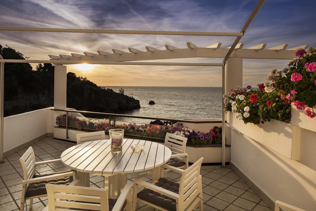 Deluxe Three-Bedroom Apartment with Sea View,255435985:JPEG