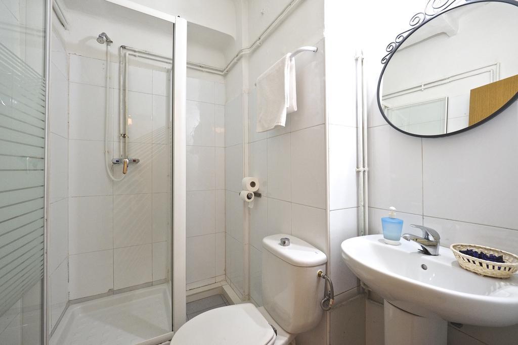Tweepersoonskamer met 2 Aparte Bedden en Eigen Badkamer
