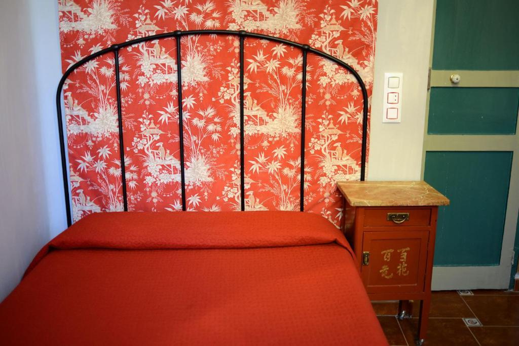 Chambre Lit Queen-Size avec Salle de Bains Commune