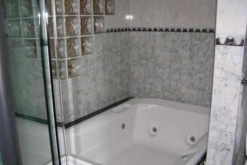Suíte com Cama King-size e Banheira de Hidromassagem