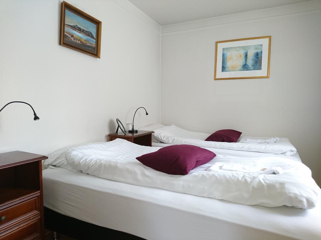 Tweepersoonskamer met 2 Aparte Bedden en Gedeelde Badkamer
