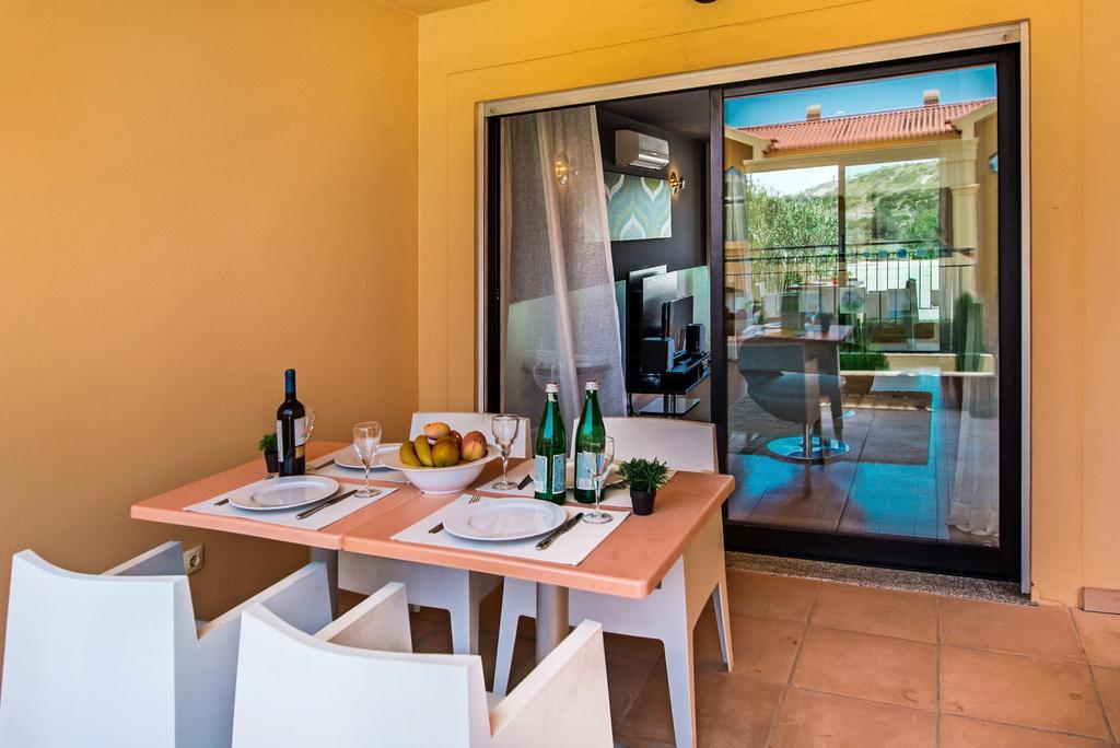 Apartamento com 2 Quartos - Junto à Piscina