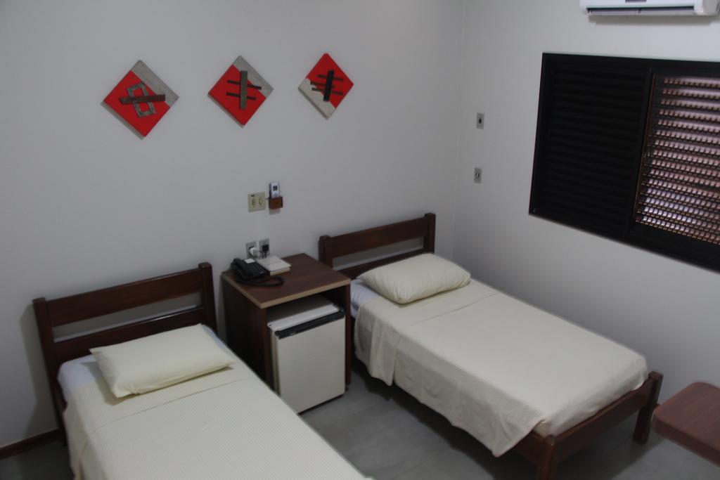 Quarto com 2 Camas de Solteiro