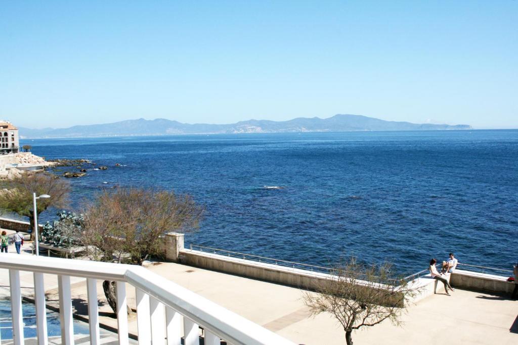 Habitación con cama grande y vistas al mar