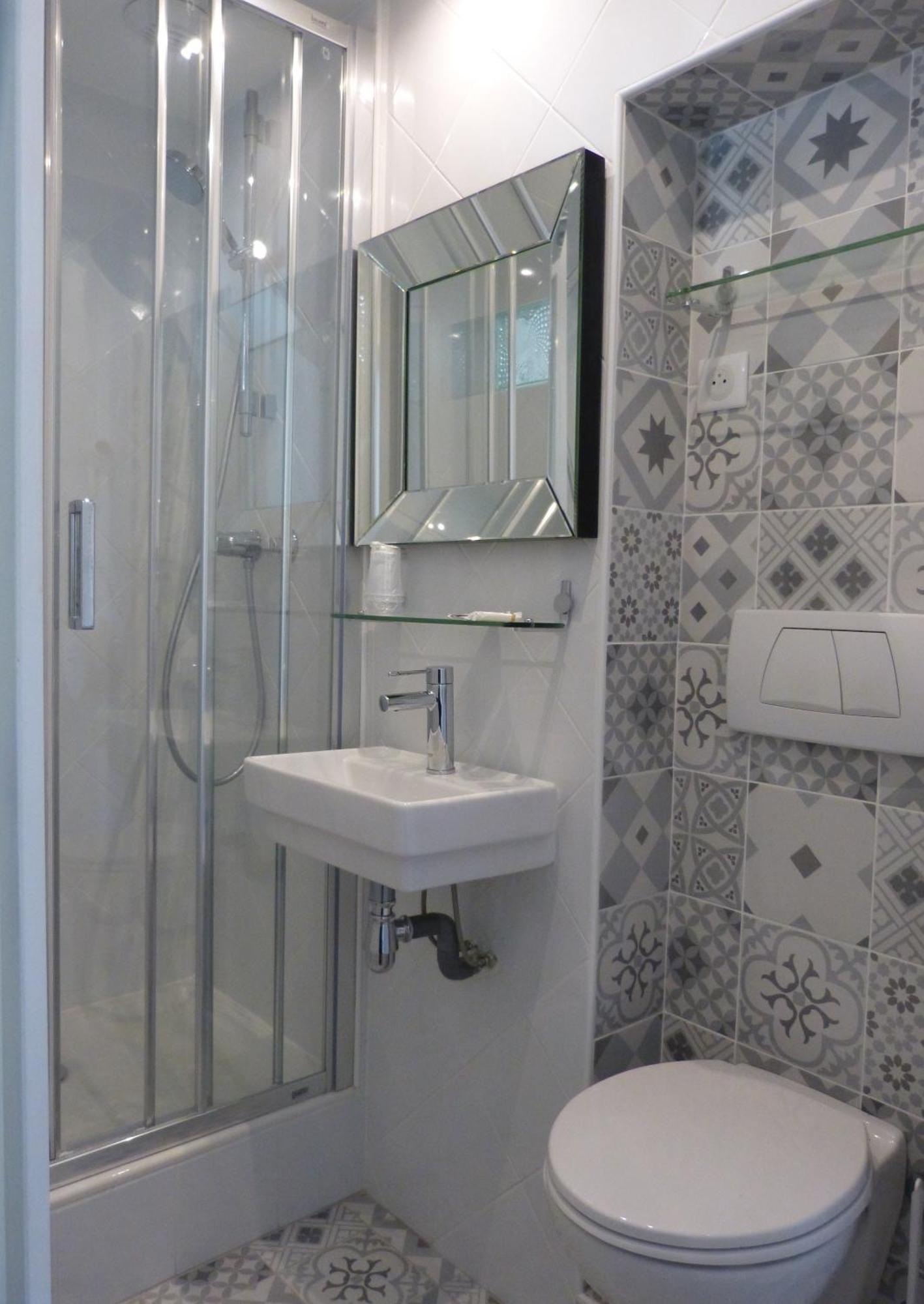 Quarto Triplo com Chuveiro e WC Privativos