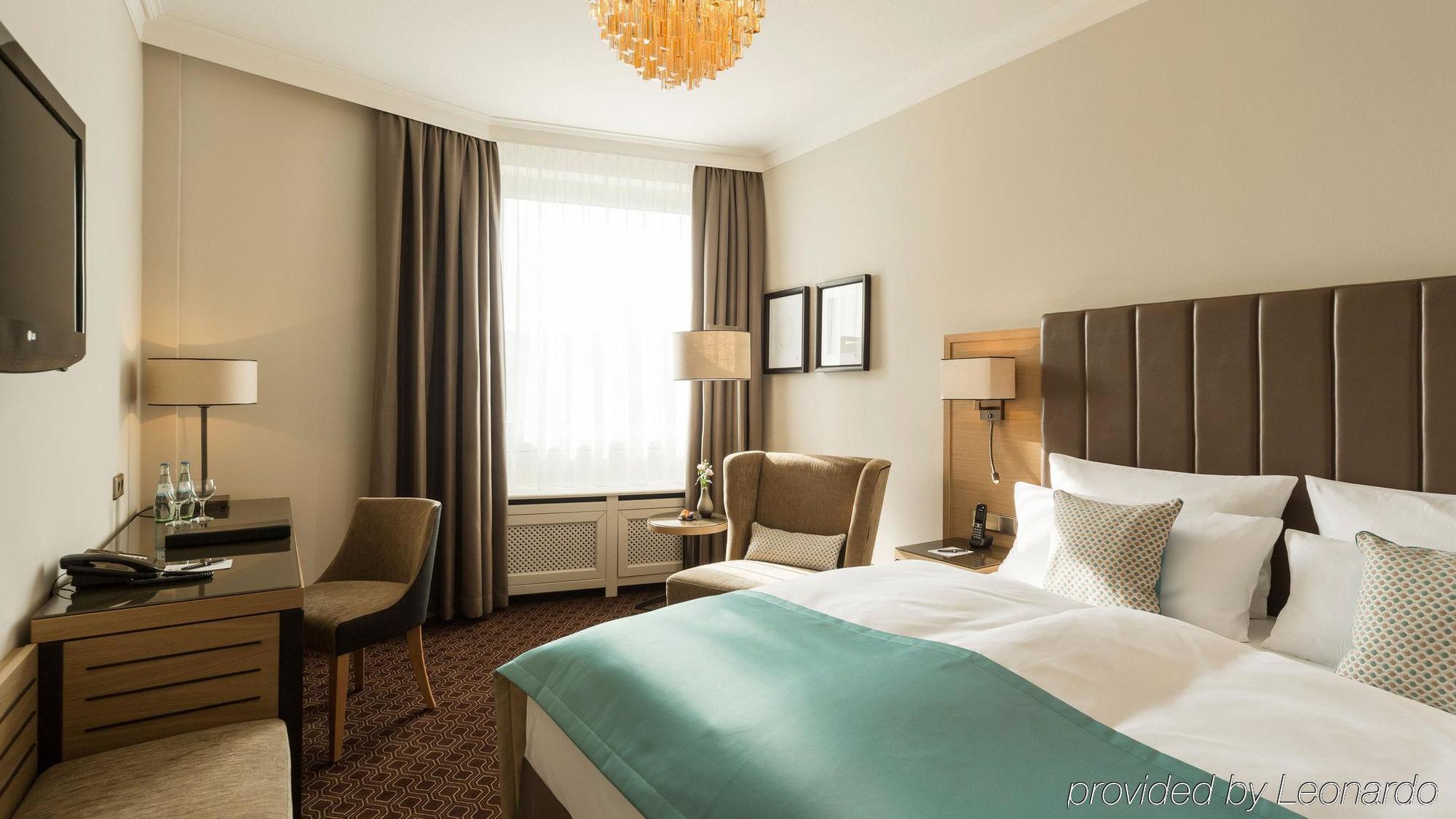Executive Premium Room Queensize Bed,815870408:JPEG