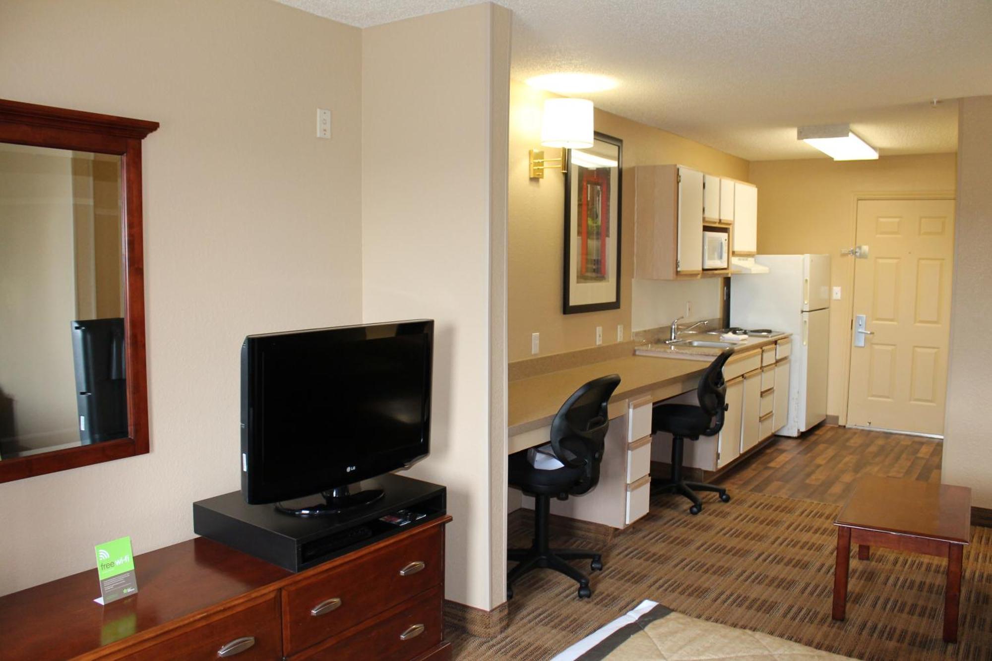 Deluxe Studio with 1 Queen Bed - Non-Smoking
