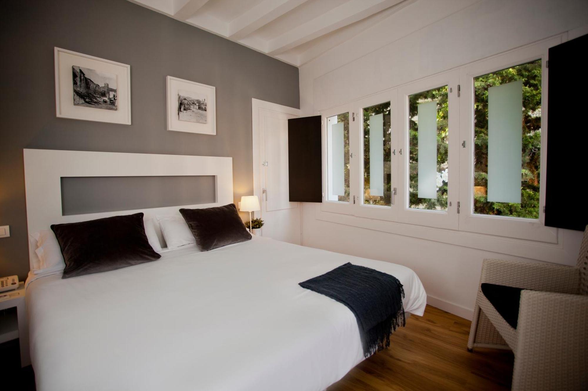 Tweepersoonskamer met 2 Aparte Bedden en een Extra Bed