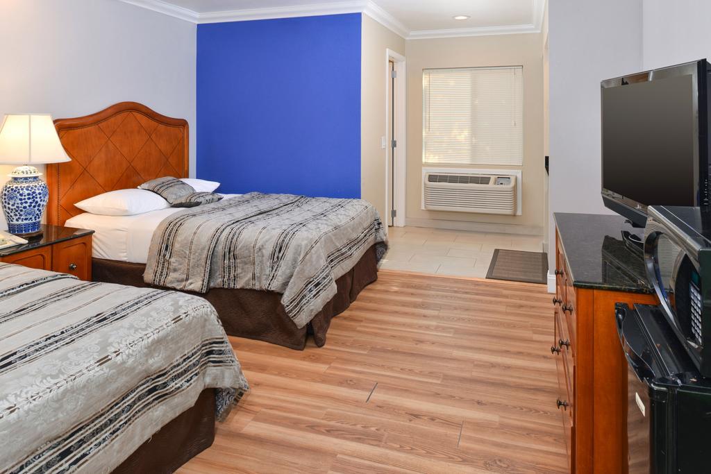 Deluxe Double Room with Bath,698300667:JPEG