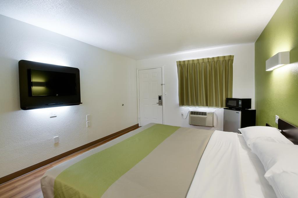 Deluxe King Room - Non-Smoking