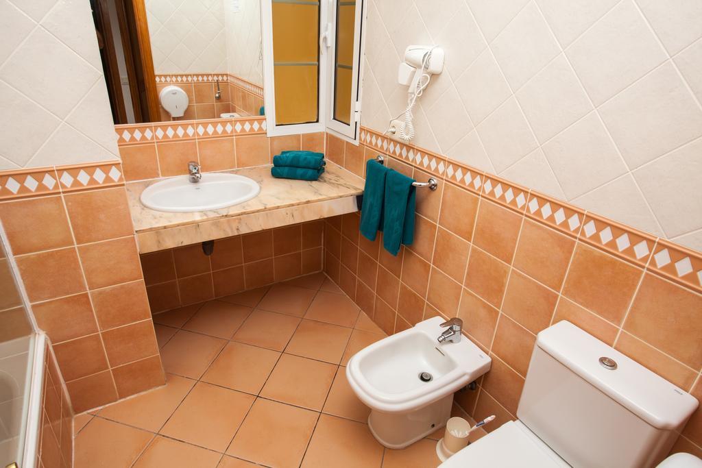 Suite Familiar con vistas a la piscina (4 adultos + 2 niños)