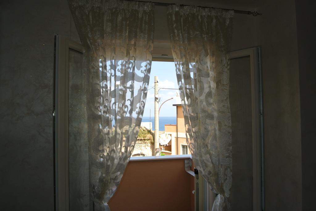 Camera Matrimoniale Superior con Balcone e Vista Mare