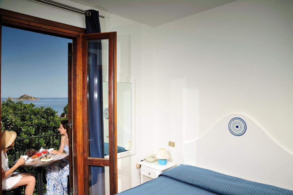 Camera Matrimoniale con Balcone e Vista Mare