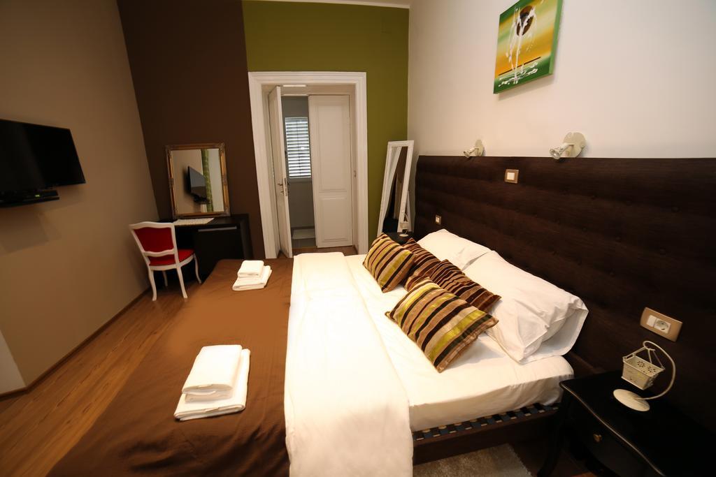 Doppel-/Zweibettzimmer mit Bad
