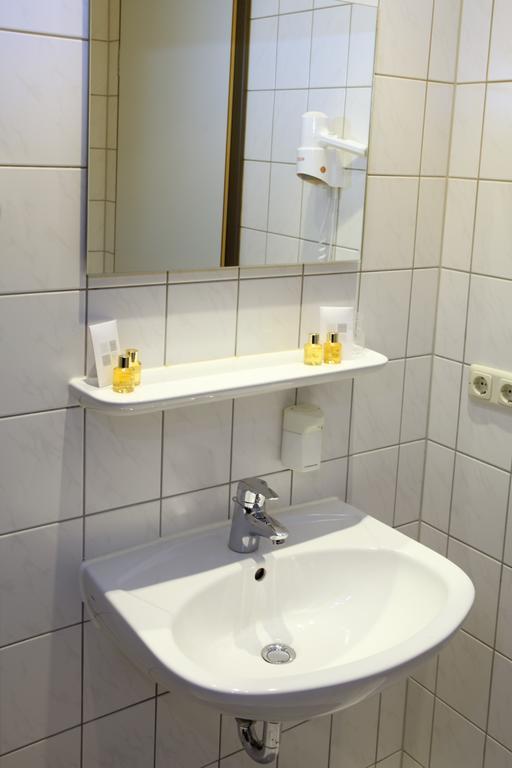 Single Room,370977184:JPEG