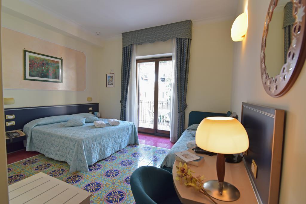Camera Tripla