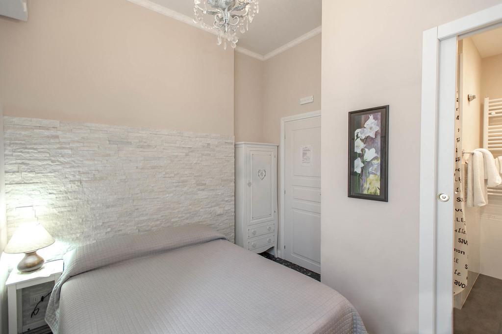 Quarto Duplo com 1 Cama de Casal Pequena