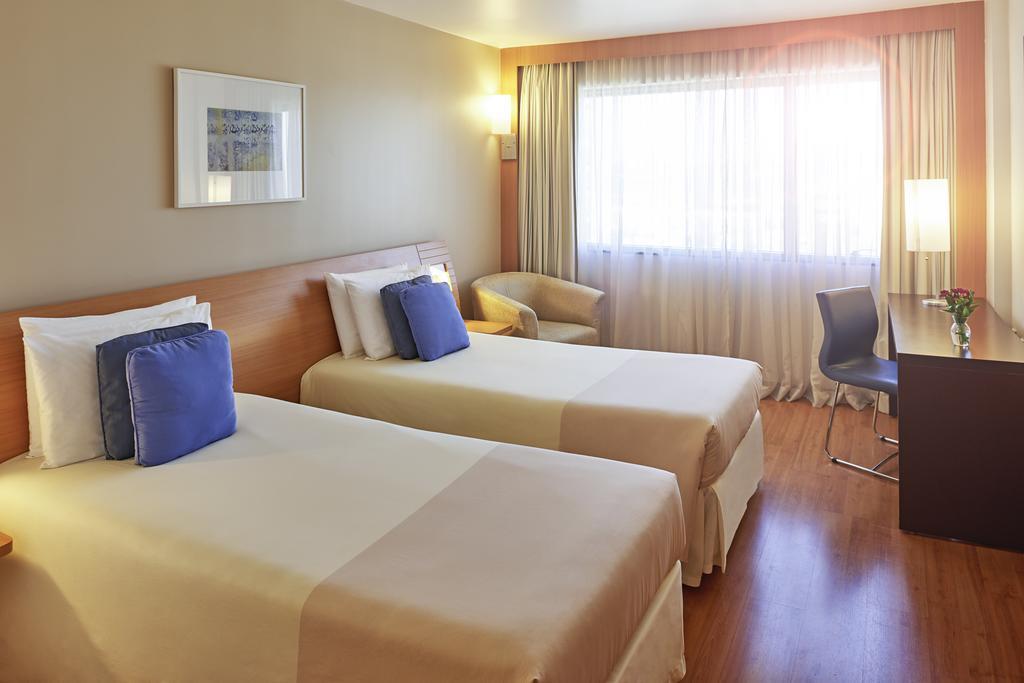 Apartamento Superior com 2 Camas Individuais e Vista Mar Lateral