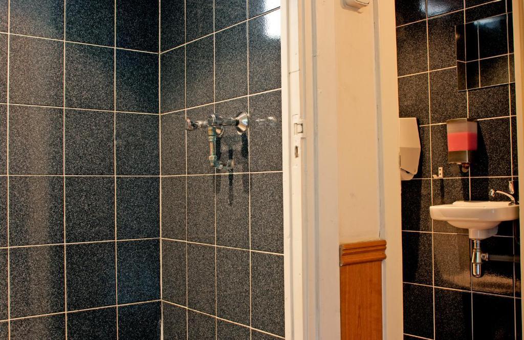 Quarto Individual com Casa de Banho Partilhada