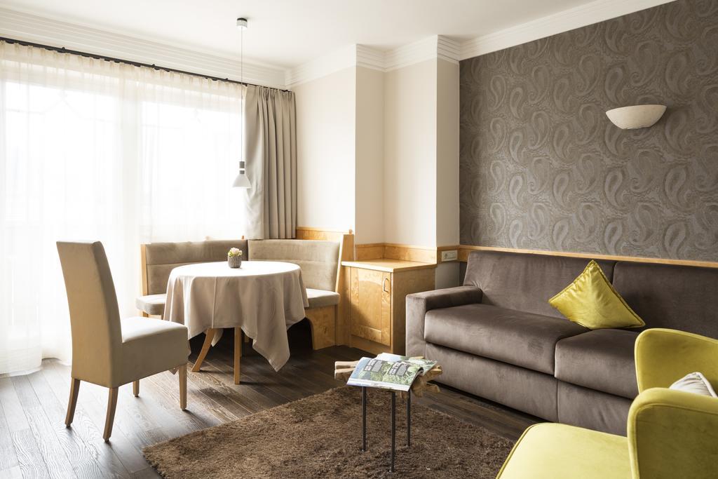 Deluxe King Suite,398258760:JPEG