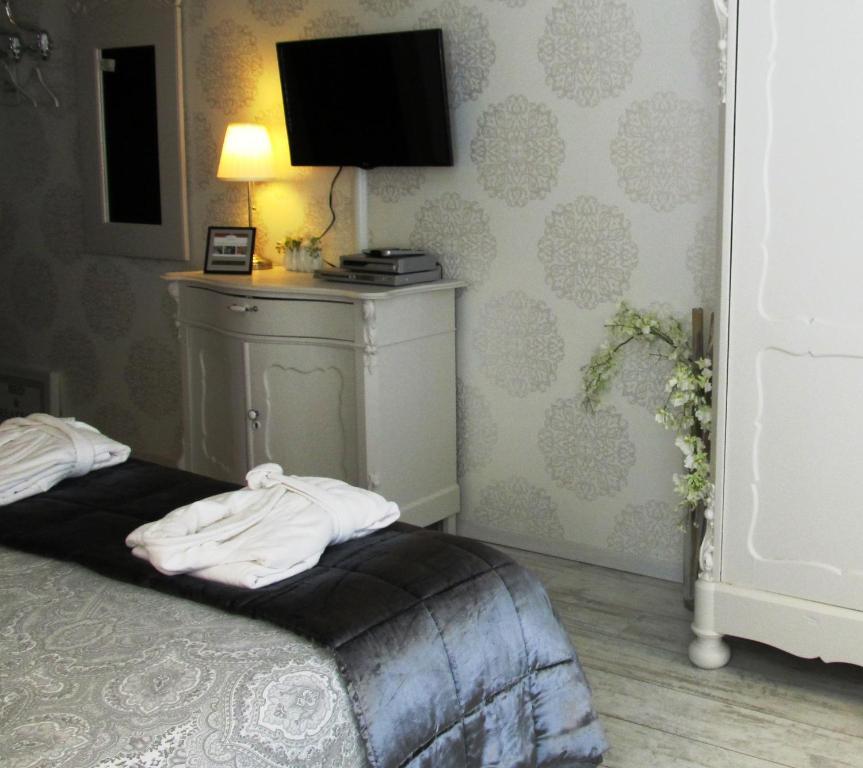 Double Room with Bath,43857235:JPEG