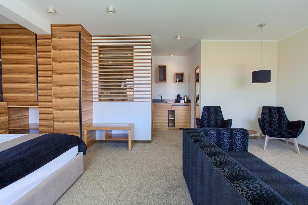 Junior Suite mit Balkon und teilweisem Meerblick