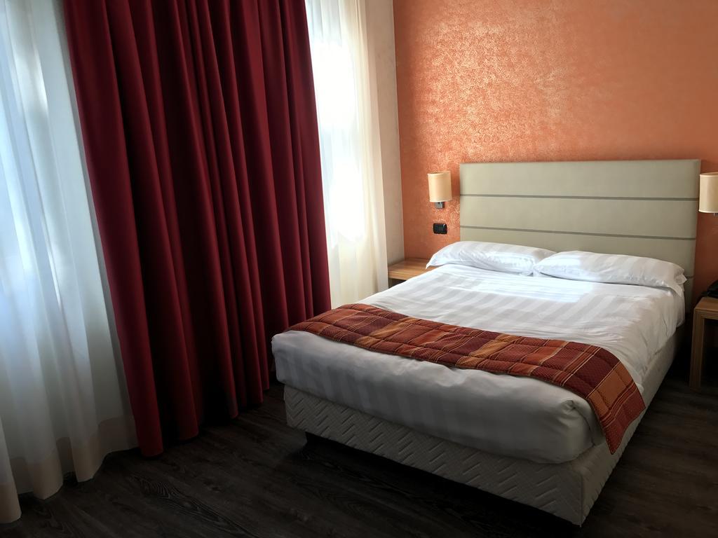 Standard Double Room,402129153:JPEG