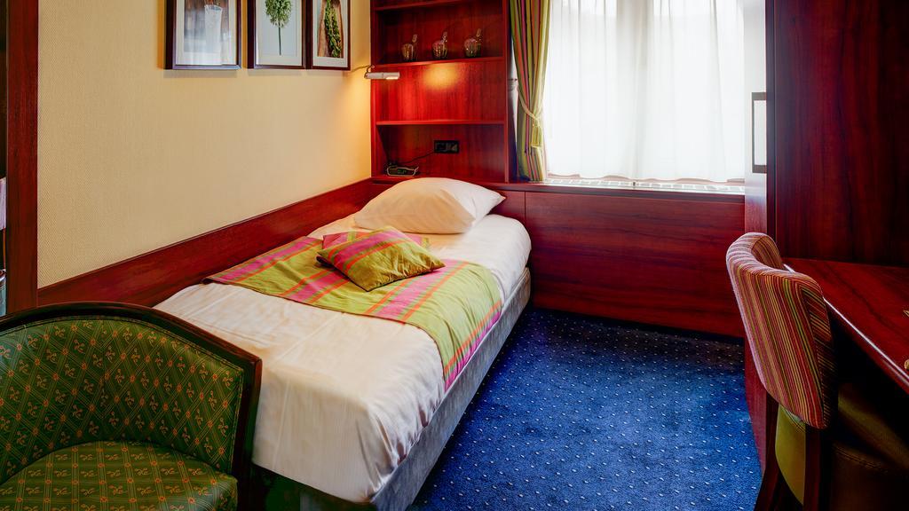 Single Room,909253978:JPEG