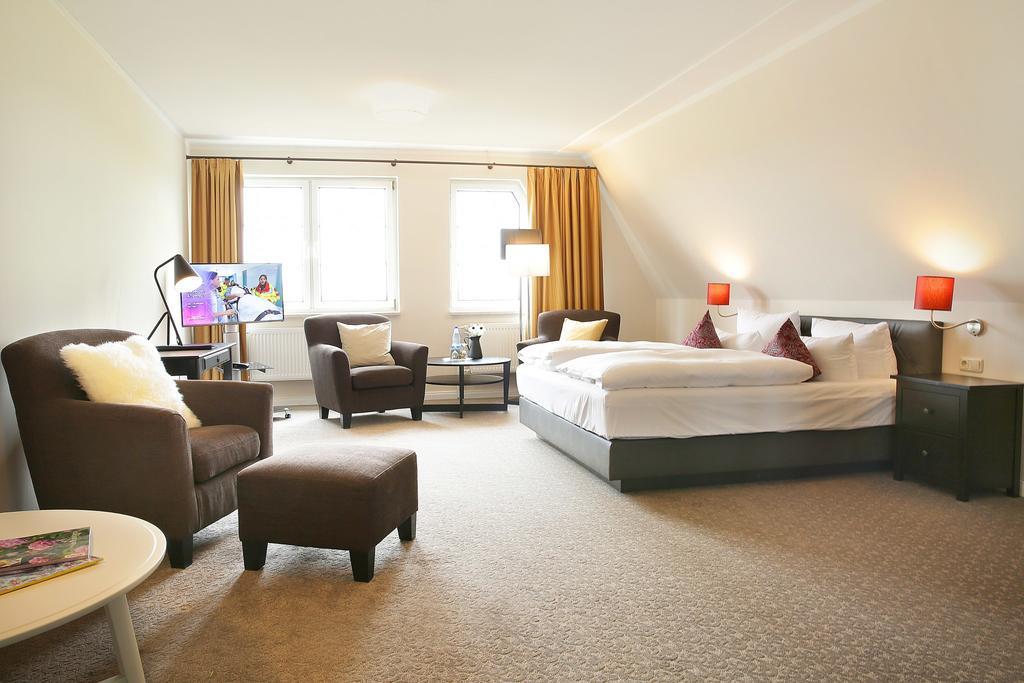 Family Room,402531087:JPEG