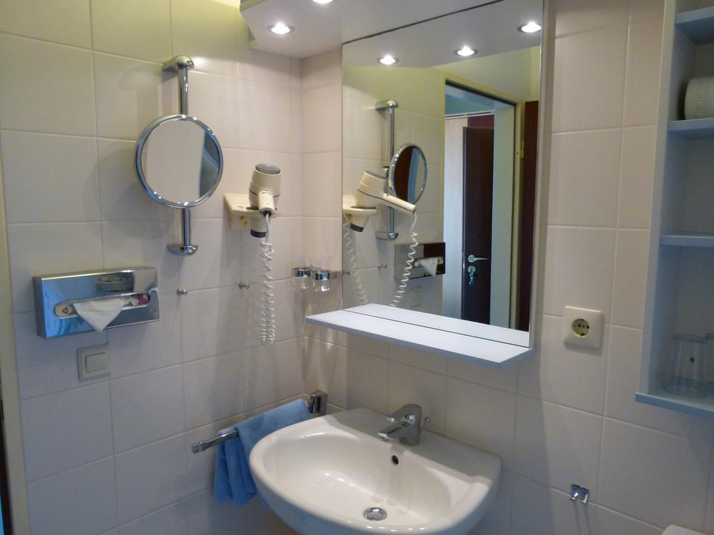 Single Room,665319471:JPEG