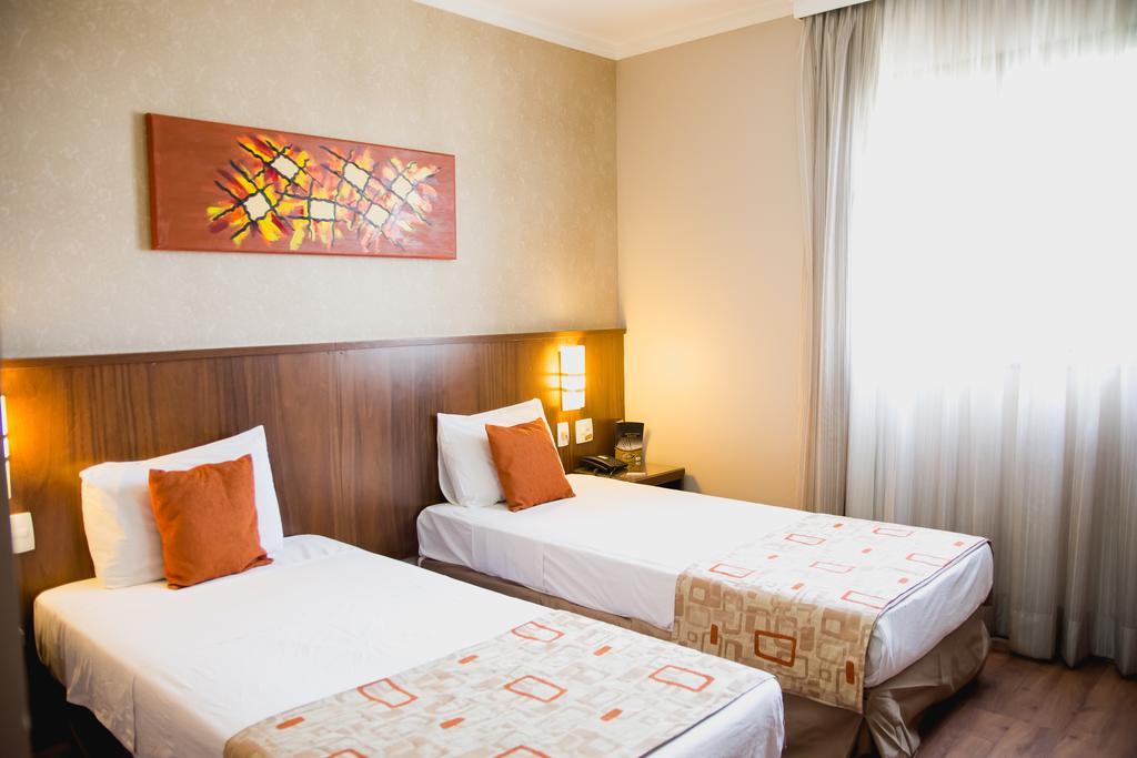 Quarto Superior Class A 2 camas Solteiro e Vista da Cidade