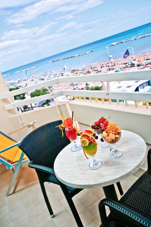 Camera Quadrupla con Balcone e Vista Mare