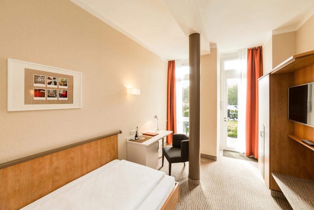 Standard Single Room,702096076:JPEG