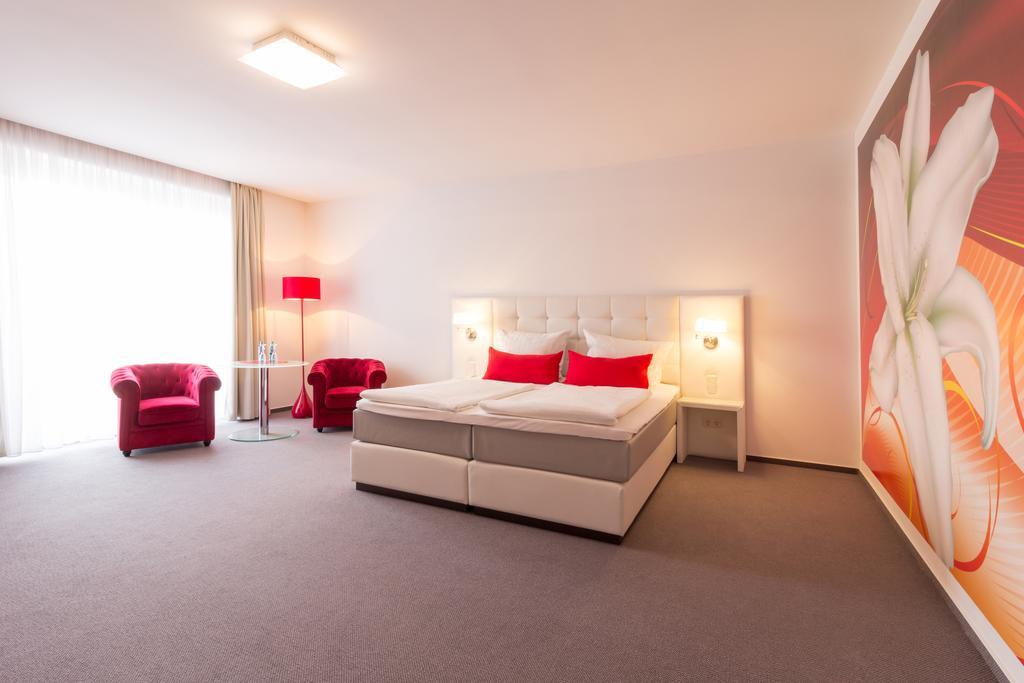 Zimmer mit Kingsize-Bett und Balkon
