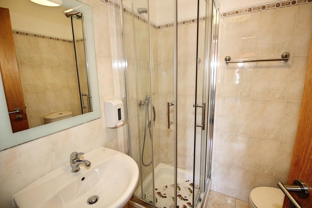 Cama num Dormitório Misto com 8 Camas