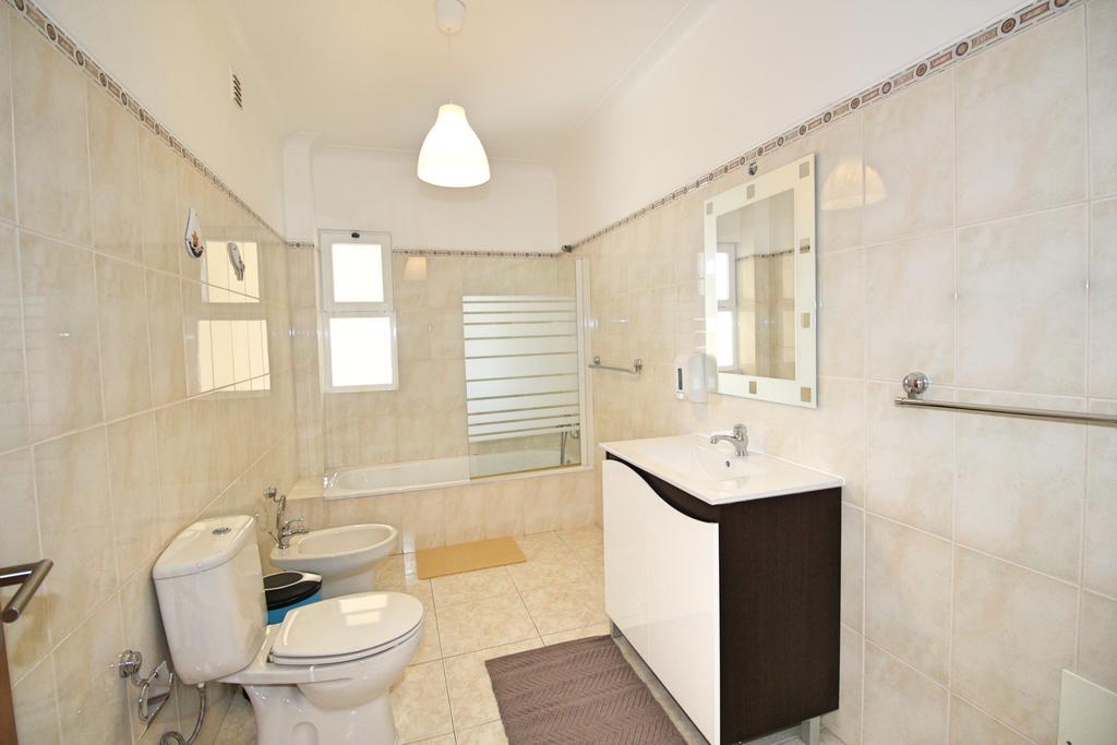 Quarto Triplo Básico com Casa de Banho Partilhada