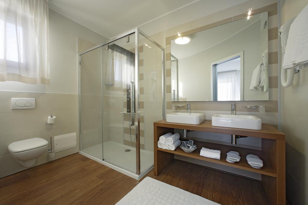 Deluxe Suite with Spa Bath,1498660735:JPEG
