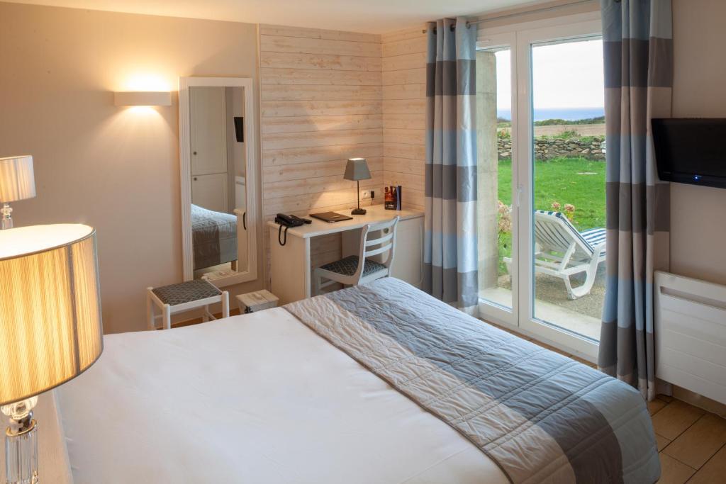 Double or Twin Room with Lateral Sea View,691673235:JPEG