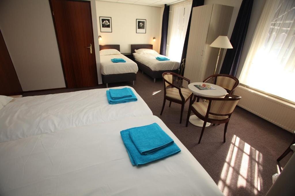 Family Room,682435752:JPEG