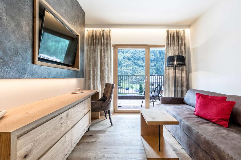 Suite with Balcony,444727725:JPEG