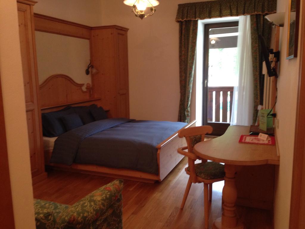 Doppel- oder Zweibettzimmer mit teilweisem Seeblick